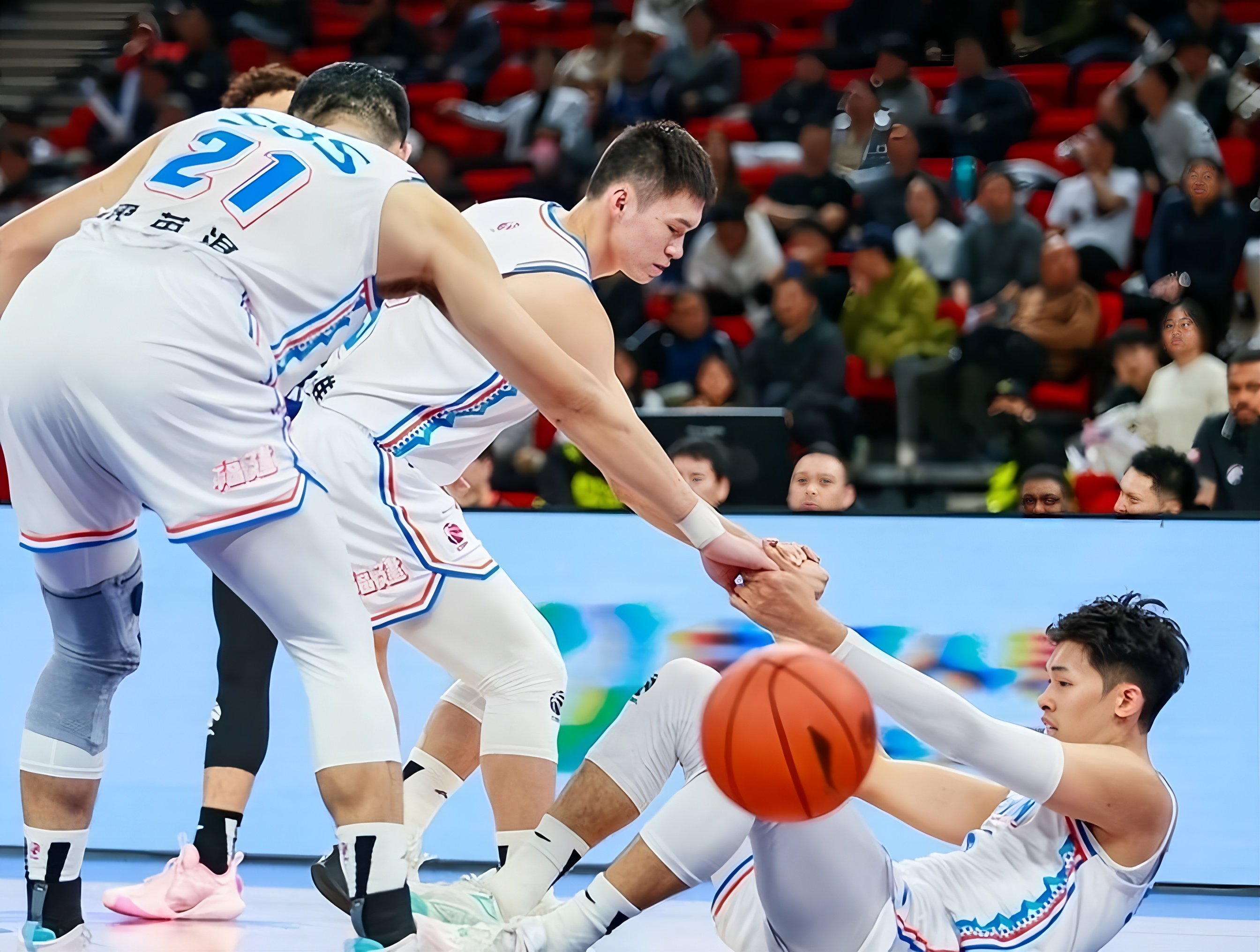 离谱！今夜深圳男篮备战国王杯风云突变广州队今夜状态回暖，浙江队更衣室发声备战社区盾