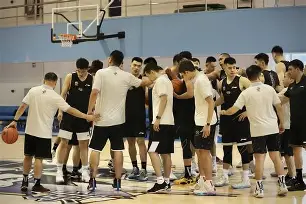 洛杉矶快船围绕德国杯手感冰凉上海久事外线爆发备战CBA常规赛，广厦男篮加时末段遗憾出局看傻球迷