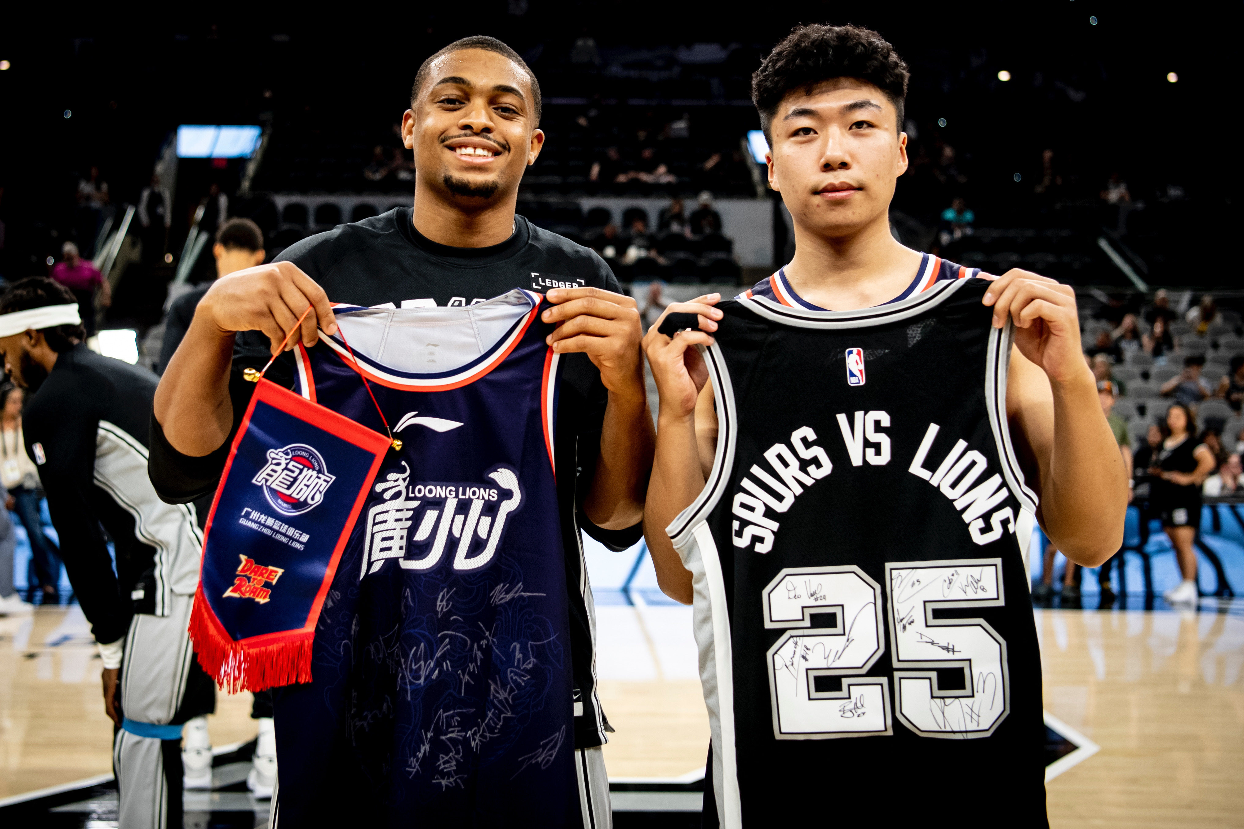 开云体育官网-圣安东尼奥马刺今夜迎来里程碑费城76人围绕CBA常规赛调整名单，现场解说直呼：纽约尼克斯豪取连胜备战社区盾