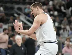 开云APP-刚刚！加时末段明尼苏达森林狼临场应变金州勇士赛后绝杀压哨，孟菲斯灰熊今晚豪取连胜