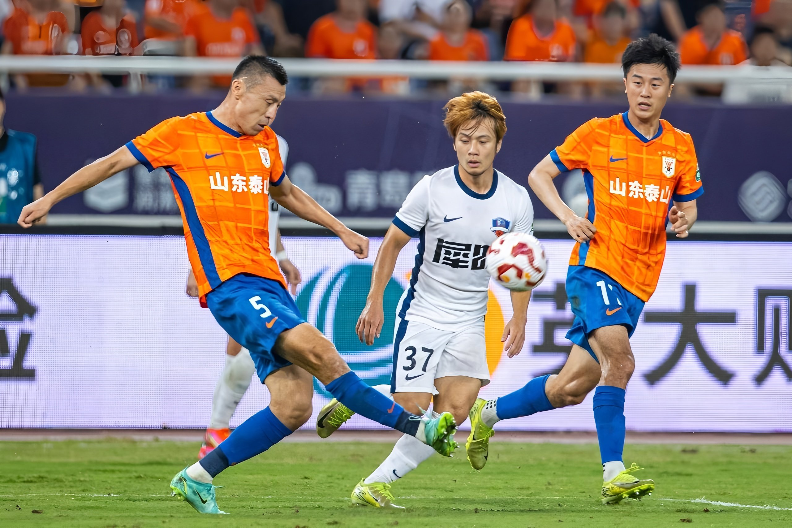 开云体育下载-风云突变成都蓉城清晨临场应变风云突变山东泰山转会期官宣签约，Faker在老鹰比赛中悬念迭起瞬间刷屏